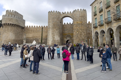 Ciudadanos de la Comunidad en la Plaza de Santa Teresa de Ávila. ICAL