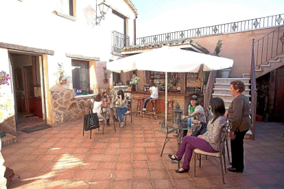 Una familia disfruta en el patio de un alojamiento rural de Castilla y León, en una imagen de archivo. PABLO REQUEJO
