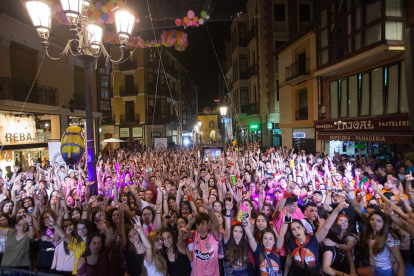 Cerca de mil personas participan besandose a la vez en el Beseame 2017 organizado La Valenciana Shock con motivo de las Ferias y Fiestas de San Pedro de Zamora. -ICAL