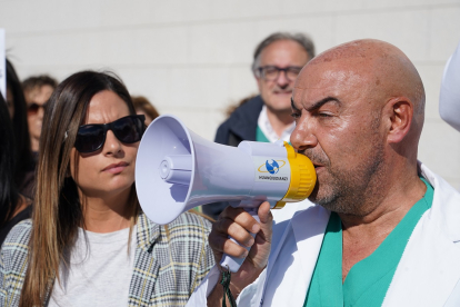 Las procuradores del PSOE por León Nuria Rubio y Yolanda Sacristán, participan en la concentración para respaldar a los celadores del centro de salud de Astorga- ICAL