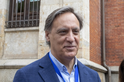 El candidato del Partido Popular a la Alcaldía de Salamanca, Carlos García Carbayo, ejerce su derecho al voto en la Biblioteca Municipal Gabriel y Galán.- ICAL
