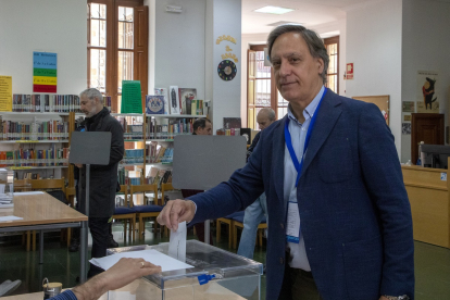 El candidato del Partido Popular a la Alcaldía de Salamanca, Carlos García Carbayo, ejerce su derecho al voto en la Biblioteca Municipal Gabriel y Galán.- ICAL