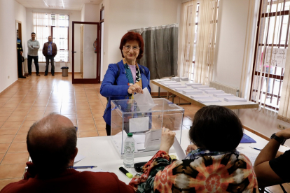 La candidata de Podemos-Izquierda Unida-Los Verdes a la Alcaldía de Salamanca, Carmen Díez, ejerce su derecho al voto en el Colegio Meléndez Valdés.- ICAL