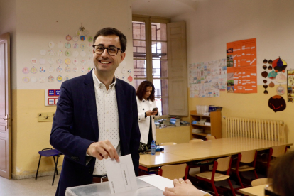 El candidato del PSOE a la Alcaldía de Salamanca, José Luis Mateos, ejerce su derecho al voto en el Colegio Salesiano María Auxiliadora.- ICAL