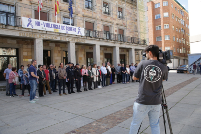 Concentración frente a la Subdelegación del Gobierno de Ávila en repulsa del asesinato de una mujer de 81 años a manos de su esposo en Ávila. / ICAL