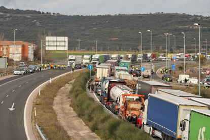 Agricultores y ganaderos cortan la autovía A-62 y N-620 en Ciudad Rodrigo (Salamanca). -ICAL