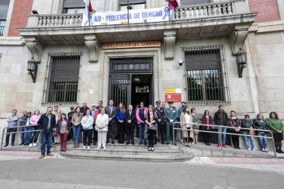 Concentración frente a la Subdelegación del Gobierno de León por el asesinato de una mujer de 81 años a manos de su esposo en Ávila. ICAL