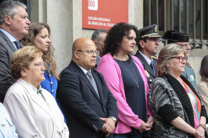 Concentración frente a la Subdelegación del Gobierno de León en repulsa del asesinato de una mujer de 81 años a manos de su esposo en Ávila. / ICAL