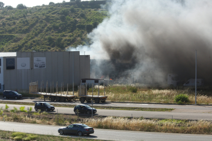 Incendio en varias naves del polígono industrial de Bembibre (León).- ICAL