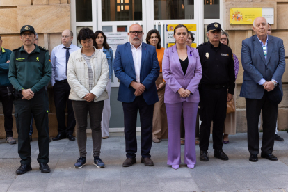 Barcones junto a otras autoridades delante de la Delegación del Gobierno de Soria por el asesinato de una mujer en Ávila. / ICAL