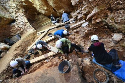 Unos arqueólogos trabajan en Atapuerca. E.M.