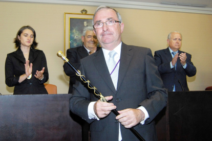 El presidente de la Diputación Provincial de Segovia, Javier Santamaría, con el bastón de mando después de haber sido proclamado por el pleno. -E.M.