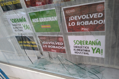 Estado de la fachada de la sede de Vox en Zamora.- Twitter VOX.