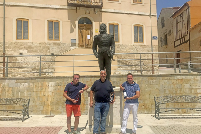 César Salvador, en el centro. A su izquierda, David Rodríguez y a su derecha, Carlos Rodríguez. Los tres se encuentran al lado de la estatua de El Empecinado.
