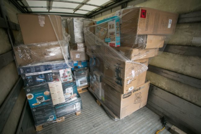 Los camiones adquiridos en la subasta llegan con una serie de cajas distribuidas por palets. -TOMÁS ALONSO