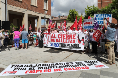 Imagen de archivo de una concentración contra el cierre de Siro en Venta de Baños en Palencia. -ICAL
