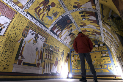 Un visitante contempla ‘Aída: el sueño de Egipto’. | ICAL