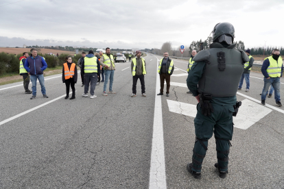 Los agricultores cortan la autovía A-6 a la altura de La Bañeza (León). -ICAL