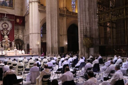Imagen de archivo del interior de la catedral de Sevilla durante una ceremonia. -E. M