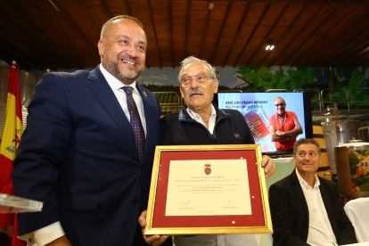 El presidente del Consejo Comarcal del Bierzo, Gerardo Álvarez Courel, con el empresario José Luis Prada