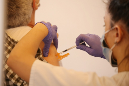 Vacunación con la tercera dosis contra la Covid-19 en Valladolid en una imagen de archivo. E.M.