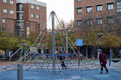 Un niño juega en un columpio ubicado en una plaza de Valladolid.- PHOTOGENIC