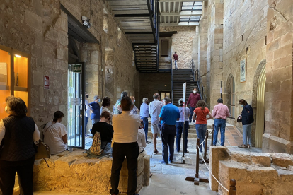 Visitantes en el Monasterio de Santa María la Real en Aguilar (Palencia).- ICAL