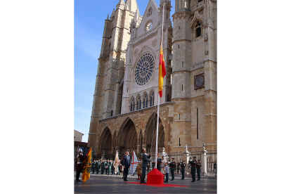 Izado de la bandera de España con la catedral de León al fondo en los actos por la patrona de la Guardia Civil. -ICAL