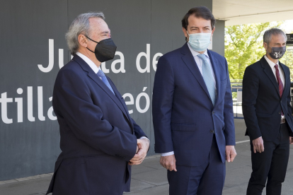 Mañueco y Barbacid, durante la presentación del proyecto oncológico, ayer, en Salamanca. / ICAL
