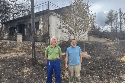 Ángel e Isidro ante el destrozo del mayor incendio de la historia reciente de esta zona zamorana.- A. Calvo