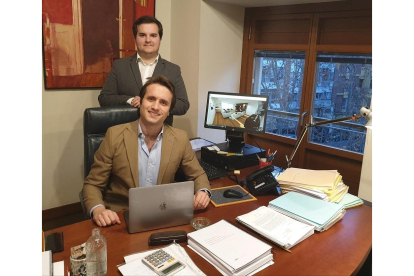 El CEO de Kotek Virtual, Ricardo Parra (arriba), y el presidente de AVECO, Alberto López, con la herramienta. EL MUNDO