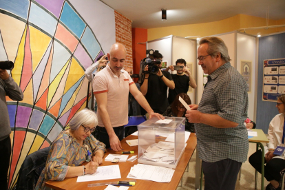 El alcalde y candidato de IU a la Alcaldía de Zamora, Francisco Guarido, vota a las en el IES Maestro Haedo.- ICAL