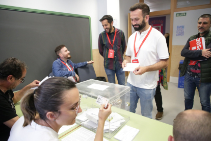 El candidato del PSOE a la Alcaldía de Zamora, David Gago, vota en el colegio Juan XXIII.- ICAL