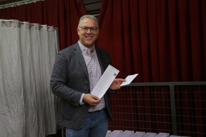 El candidato del PP a la Alcaldía de Zamora, Jesús María Prada, ejerce su derecho al voto a las en el colegio electoral de La Candelaria.- ICAL