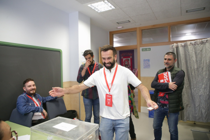 El candidato del PSOE a la Alcaldía de Zamora, David Gago, vota en el colegio Juan XXIII.- ICAL