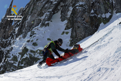 La Guardia Civil rescata a un montañero lesionado en el macizo del Mampodre. - ICAL