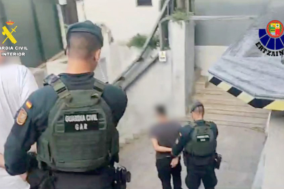 Efectivos de la Guardia Civil y de la Ertzaintza detienen a cinco personas en un operativo policial conjunto por al menos 42 robos en viviendas en varias provincias de la mitad norte peninsular.- ICAL