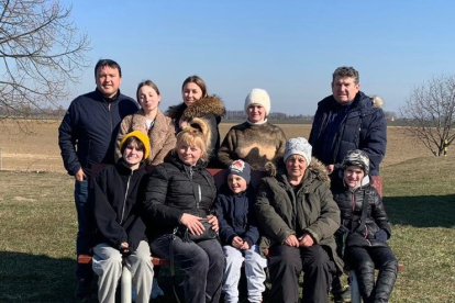 Los empresarios leoneses desplazados a Polonia llegan mañana a Burgos con ocho personas de dos familias ucranianas. -ICAL
