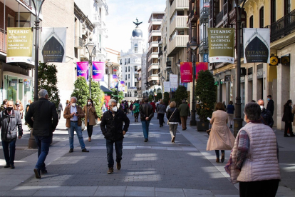 Gente camina por la calle Santiago de Valladolid. - EUROPA PRESS