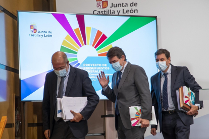 El presidente de la Junta de Castilla y León, Alfonso Fernández Mañueco, acompañado por Francisco Igea y Carlos Fernández Carriedo, presenta el proyecto de Ley de Presupuestos Generales de la Comunidad para 2022. | ICAL