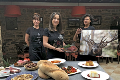 María José Remesal en el centro, junto a Mila  Fernández   y Helena Mejías del equipo de cocina del restaurante en el centro del comedor con un guiño a los ciervos. / E. M.