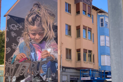 El artista 'Dadospuntocero' crea un mural en la fachada de un edificio en Guardo (Palencia)