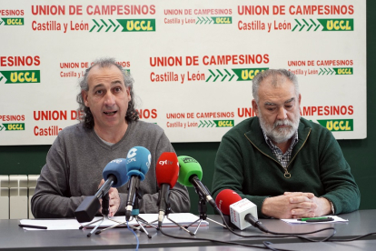 El coordinador autonómico de la Unión de Campesinos de Castilla y León (UCCL), Jesús González Palacín, y el coordinador provincial de UCCL, Valentín García Fraile.- ICAL