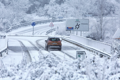 Nieve en una carretera de Castilla y León. - ICAL