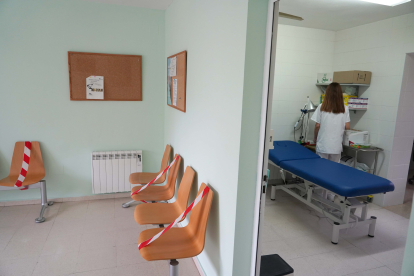 Sala de espera y consulta en un consultorio médico de la provincia de Palencia.- ICAL