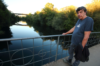 El presidente de la asociación Tyto Alba, Miguel Ángel Gallego, junto al río Sil a su paso por Ponferrada. -ICAL.