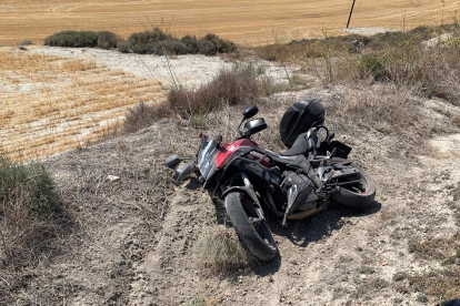Estado de la motocicleta tras el accidente en Corcos del Valle. - EUROPA PRESS.
