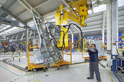 Un operario maneja robots en la fábrica de Iveco en Valladolid. J. M. LOSTAU.
