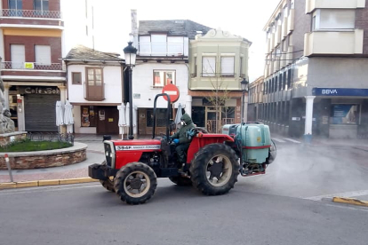 Agricultores de Cacabelos desinfectan las calles del municipio.- ICAL