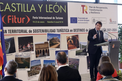 El presidente de la Junta de Castilla y León, Alfonso Fernández Mañueco, mantiene un encuentro con responsables municipales sobre los Planes de Sostenibilidad Turística en destinos de Castilla y León. - ICAL